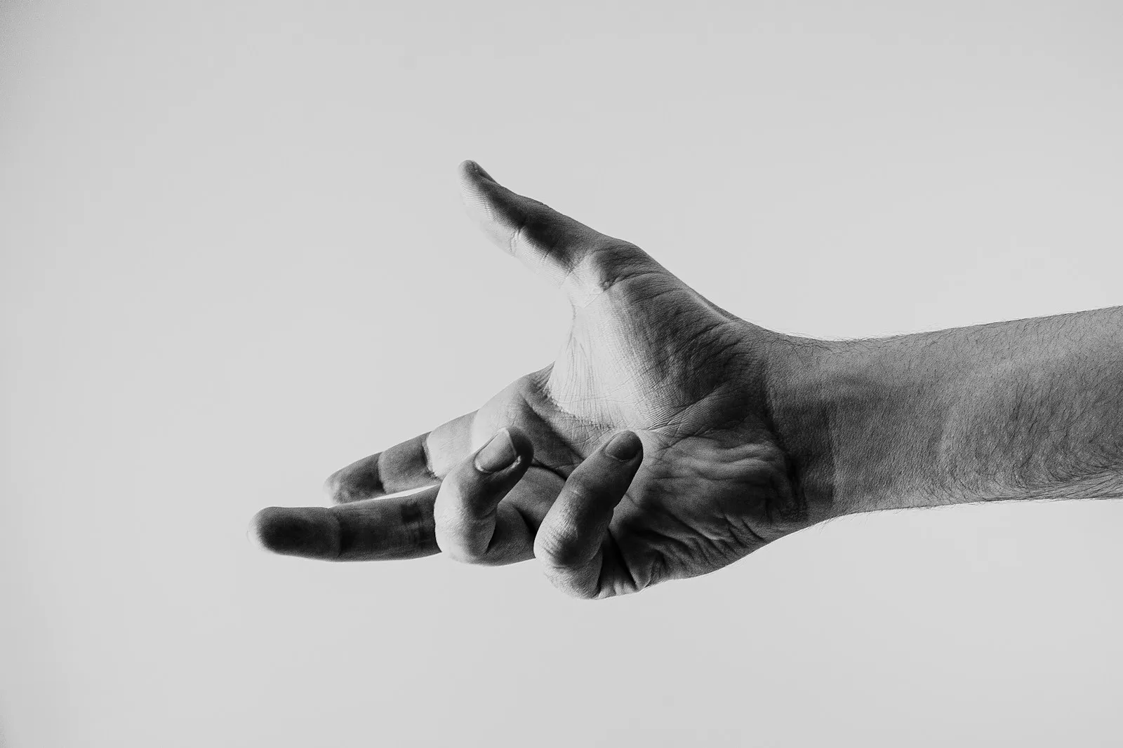 Une main qui s’ouvre et relâche sa prise, photo en noir et blanc