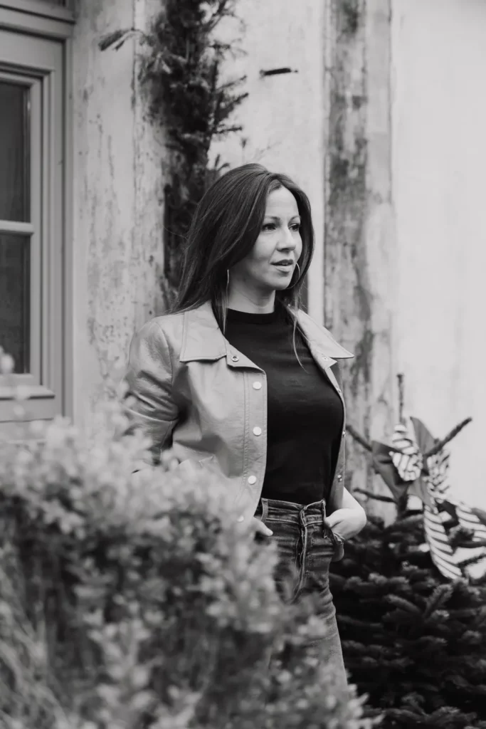 Portrait en noir et blanc de Marie-Laure Madeleine devant une façade ancienne