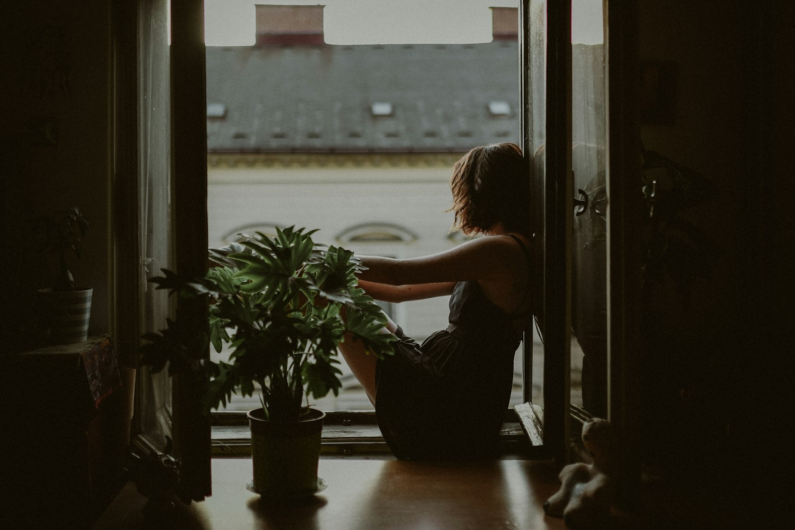 Pourquoi je culpabilise pour tout : femme sur le pas d'une porte ouverte qui hésite à sortir